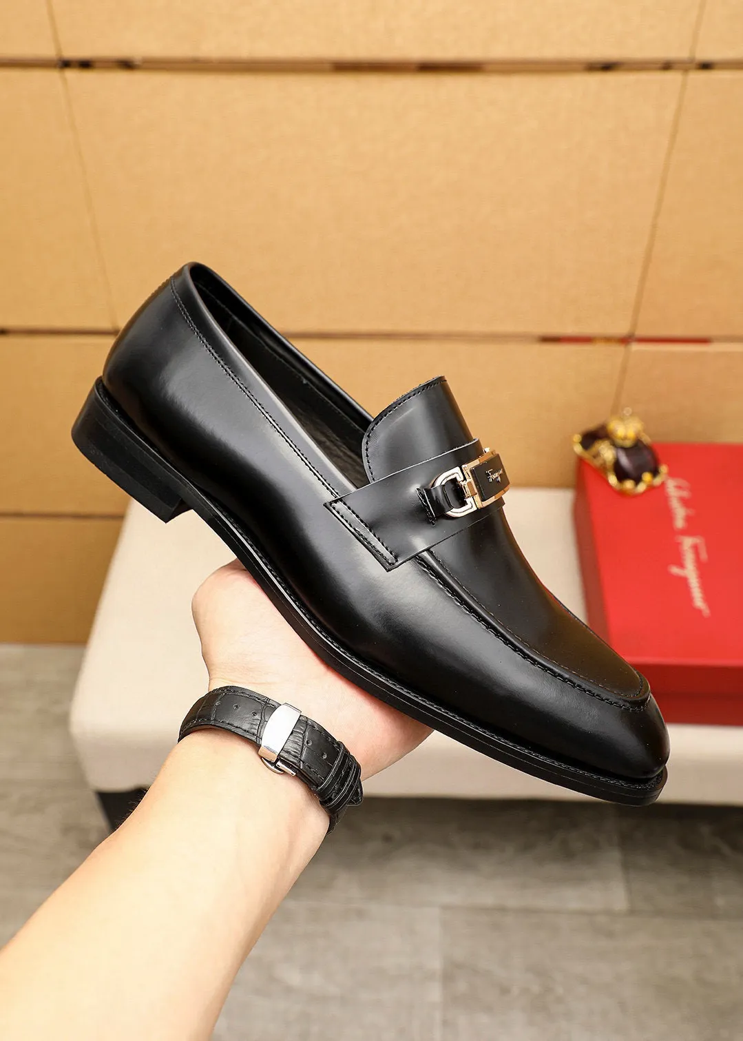 Men's shoes 💰460 💐 Product trademark: Ferragamo "Ferragamo" casual leather shoes Regular size: 38-44 (45.46🉑️customized) Product materials: Selected imported first-layer open-edge beaded cowhide leather upper + luxury hardware buckle, imported water-dyed cowhide leather lining. Strong three-dimensional visual effect, original rubber outsole Color: 1⃣️color optional
